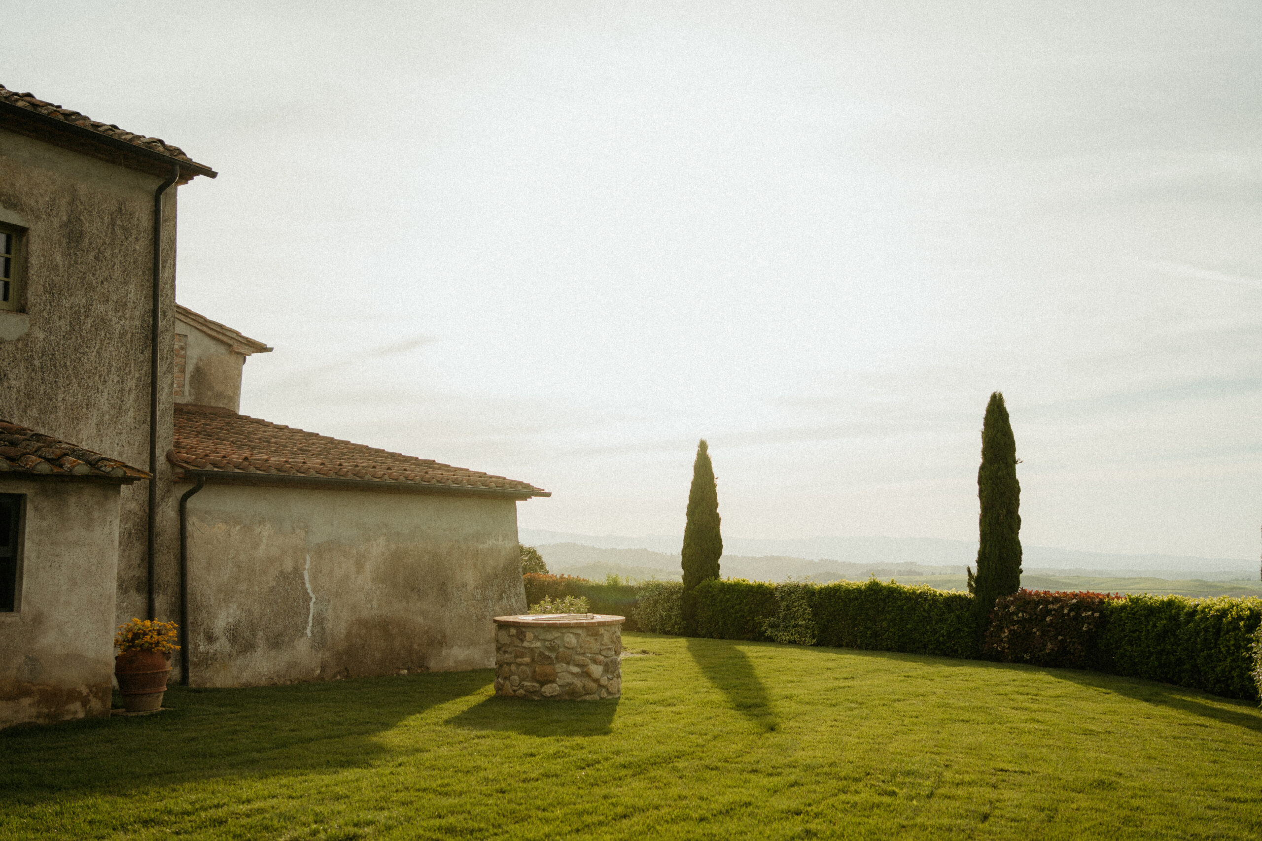 Golden light hits Country Relais & Spa Le Capanne just the right way